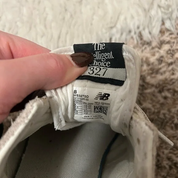New balance women’s 327 sneakers, size 8, used - Picture 3 of 3